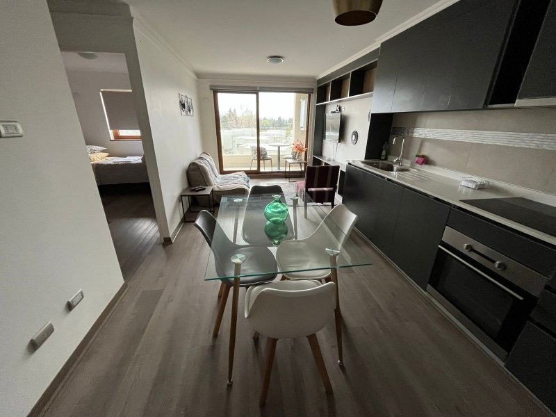 Departamento en Los Ángeles - Moderno departamento amoblado de 85 m² en sector Avenida Sor Vicenta. Cuenta con 3 dormitorios, 2 baños, terraza y estacionamiento techado. Edificio con piscina, gimnasio y seguridad 24/7 en excelente ubicación del sector norte. foto 4
