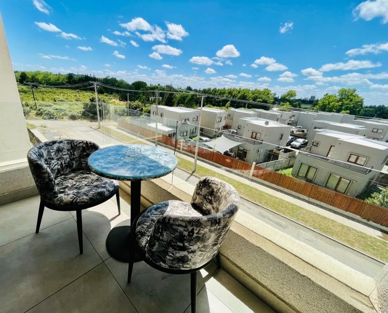 Departamento en Los Ángeles - Moderno departamento amoblado de 85 m² en sector Avenida Sor Vicenta. Cuenta con 3 dormitorios, 2 baños, terraza y estacionamiento techado. Edificio con piscina, gimnasio y seguridad 24/7 en excelente ubicación del sector norte. foto 5